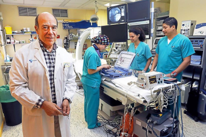 Jerónimo Rubio, en primer plano, en las instalaciones del Hospital Clínico Universitario de Valladolid.-J.M.LOSTAU