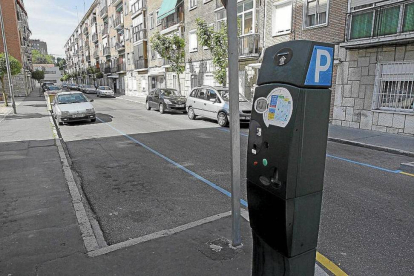 Parquímetro regulador de la ORA en una calle de Valladolid.-J.M.Lostau