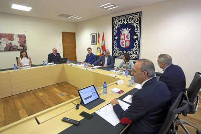La Mesa de las Cortes de Castilla y León se reunió ayer por primera vez en la X Legislatura .-ICAL