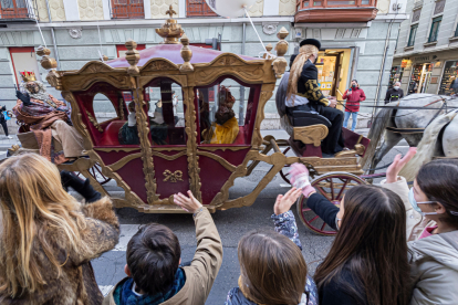 Un grupo de niños saluda a los Reyes Magos, en un momento de su paseo por Valladolid. PABLO REQUEJO / PHOTOGENIC