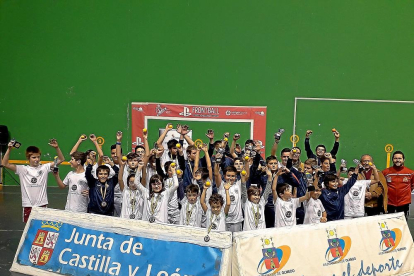 Los participantes en el CampeonatoEscolar en la jornada de clausura disputada en el polideportivo de Olmedo.-EL MUNDO