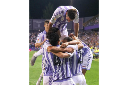 Montaña humana de los jugadores del Real Valladolid para festejar el gol de Nacho.-PABLO REQUEJO