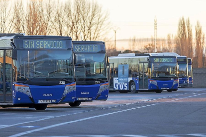 Autobuses en las cocheras que tiene Auvasa en el polígono de Argales.-E. M.