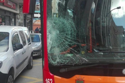 Cristal del autobús tras el impacto.-@PoliciadeBurgos