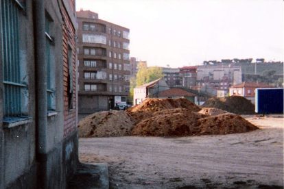 Inicio de los trabajos de urbanización en la calle Fuente el Sol de Valladolid vistos desde la calle tierra en 1990 - ASOCIACIÓN VECINAL DE LA VICTORIA