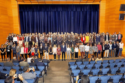 Foto de familia de los diplomados ayer, en el Auditorio principal de la Feria de Valladolid.-J.M. LOSTAU