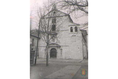 Iglesia de la Nuestra Señora de la Victoria, fundada en 1861, en 1960. En 1964 fue demolida y su fachada se integró en la nueva iglesia inaugurada en 1967 en la calle Fuente el Sol de Valladolid