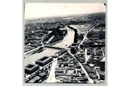 Vista aérea del barrio de la Victoria en 1965 con la calle Fuente el Sol de Valladolid en primer término - ARCHIVO MUNICIPAL DE VALLADOLID