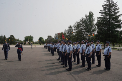 El general de División Julio Nieto Sanpayo pasa revista a las tropas durante el acto de toma de posesión del coronel José María Santé Abal como nuevo jefe de la Base Aérea de Villanubla. -ICAL