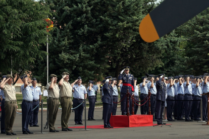 El coronel José María Santé Abal toma posesión como nuevo jefe de la Base Aérea de Villanubla. -ICAL