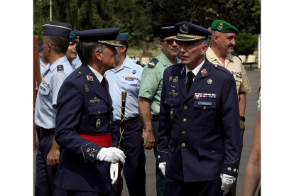 El coronel José María Santé Abal charla con el general de División Julio Nieto Sanpayo tras tomar posesión como nuevo jefe de la Base Aérea de Villanubla. -ICAL