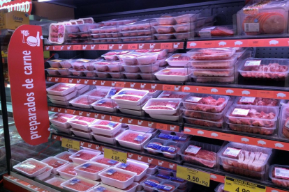 Estantería con carne envasada en un supermercado.