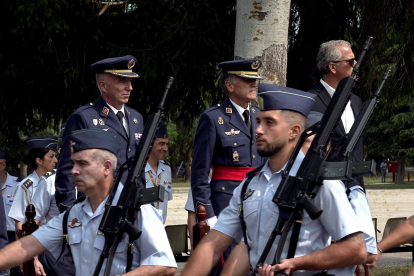 El coronel José María Santé Abal y el general de División Julio Nieto Sanpayo tras tomar posesión como nuevo jefe de la Base Aérea de Villanubla. -ICAL