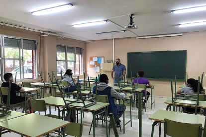 Profesor y estudiantes, ayer, durante la celebración de los exámenes en el IES Ramón y Cajal de Valladolid. EL MUNDO
