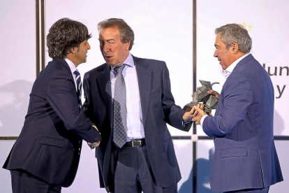 El vicepresidente José Antonio De Santiago- Juárez, saluda a Miguel Ángel Zamora y a Joaquín S. Torné en la entrega del premio a Diario de León.-REPORTAJE GRÁFICO:ICAL