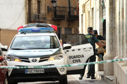 La Guardia Civil, en el momento de registro de la agencia de viajes.-ICAL