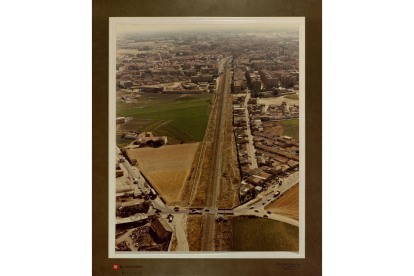 Panorámica de la línea de ferrocarril a su paso por el barrio Belén en 1984.- ARCHIVO MUNICIPAL DE VALLADOLID