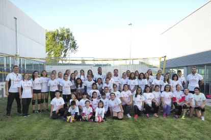 La gran familia del CD Voleibol Arroyo posa en las instalaciones del CDO Almendrera.-MARIANO GONZÁLEZ