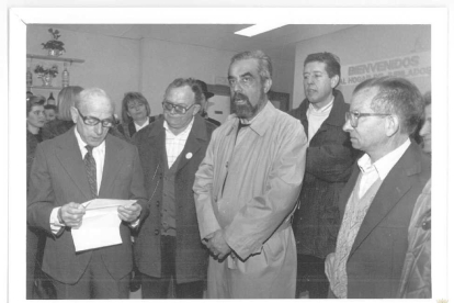 El por entonces alcalde de Valladolid, Tomás Rodríguez Bolaños, acude a la inauguración del Hogar de los Jubilados del barrio Belén en 1993.- ARCHIVO MUNICIPAL DE VALLADOLID