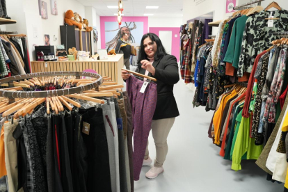 Meyvis trabajadora de la tienda de moda de Cáritas ‘Moda re-’ en el número 18 de la calle Fuente el Sol de Valladolid - J.M. LOSTAU