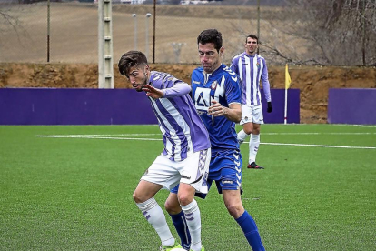 El debutante Domínguez protege el balón ante un rival.-MIGUEL ÁNGEL SANTOS
