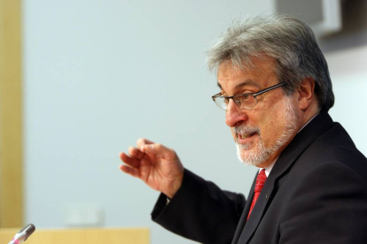 El portavoz del Grupo Mixto, José María González, presenta las enmiendas parciales de IU al proyecto de presupuestos de la Comunidad para 2015-Ical