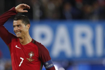 Cristiano Ronaldo, durante un partido de la Eurocopa.-AP / CHRISTOPHE ENA