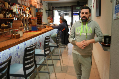 Fran Villagrá, dueño del bar 'El Paso' en el número 63 de la calle Fuente el Sol de Valladolid - J.M. LOSTAU