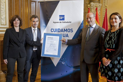Isabel Torres, de TÜV Rheinland, empresa que expende el certificado; el gerente de Aguas de Valladolid, Jesús García del Valle (2i); el alcalde de Valladolid, Francisco Javier León de la Riva (2d) y la concejal de Urbanismo y Vivienda del Ayuntamiento de -Efe