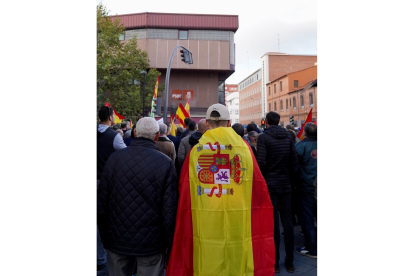 Concentración ante la sede del PSOE de Valladolid por la igualdad de los españoles y contra la amnistía. ICAL