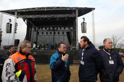 El alcalde de Valladolid, Óscar Puente, junto a José Manuel Navas y el concejal Antonio Gato frente al escenario de la Fiesta de la Moto-Ical