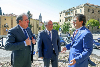 Juan Vicente Herrera, Enrique Cabero y Alfonso Fernández Mañueco, a la entrada del colegio Fonseca donde tuvo lugar el Pleno.-ICAL