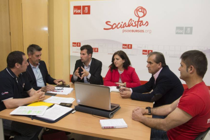 El candidato socialista, Luis Tudanca, mantiene una reunión con la Plataforma de Bomberos Profesionales de Castilla y León-Ical
