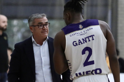 Paco García da indicaciones a Gantt en el duelo ante Juaristi / LOF
