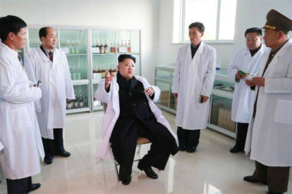 Kim Jong-un ha aumentado sus visitas oficiales desde su operación de tobillo.-Foto:  KOREAN CENTRAL NEW AGENCY