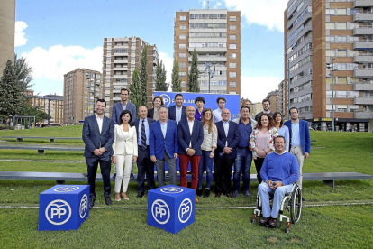 El PP presentó ayer sus listas al Congreso y al Senado, con el reto de recuperar el tercer diputado que perdió en las generales del pasado mes de diciembre. Encabezan las listas Tomás Burgos (cuarto de la primera fila en la foto de familia) y Miguel Ángel-ICAL