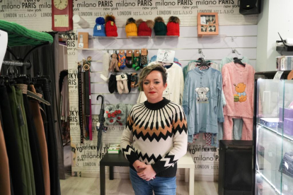 Carolina Lamparero, dueña de la tienda 'Ropa Xaroll' de la calle Fuente el Sol de Valladolid - J.M. LOSTAU