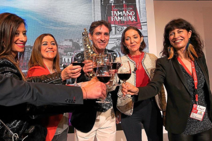 María José Hernández, Virginia Barcones, José Luis Gutiérrez, Reyes Maroto y Ana Redondo en Fitur.-ICAL