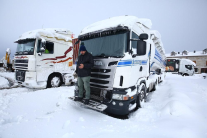 La nieve continúa provocando dificultades en numerosas carreteras de Castilla y León.-ICAL
