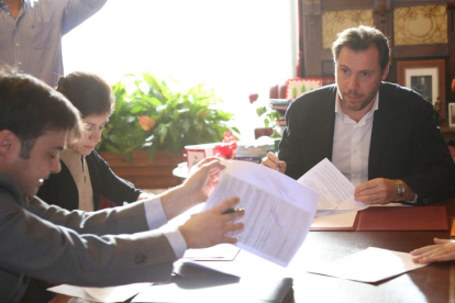 El alcalde de Valladolid, Óscar Puente, firma un préstamo de 15 millones de euros para la financiación de inversiones correspondientes al año 2015 con las entidades financieras BBVA y Liberbank-Ical