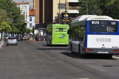 Autobuses de Auvasa en la parada de la plaza del Poniente. M.Á. SANTOS