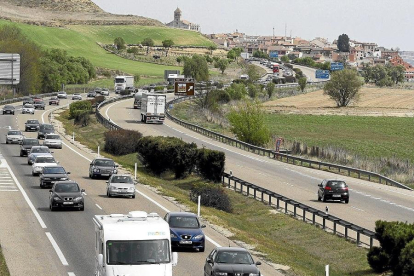 Tráfico denso en la Autovía de Castilla, A-62, a su paso por el término municipal de Simancas.-E. M.