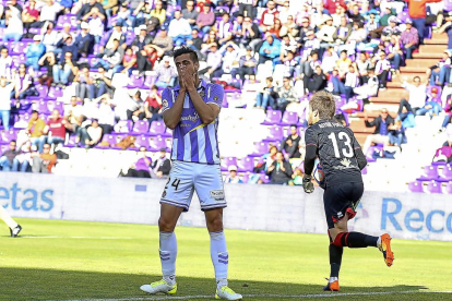 Álex Pérez lamenta una ocasión fallada durante el último Real Valladolid-Numancia.-E.M.