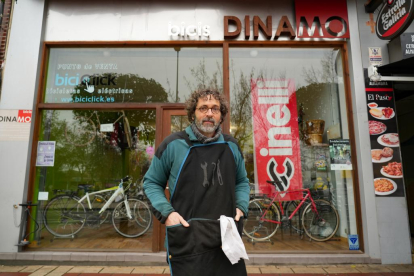 Luis Salazar, dueño de la tienda/taller de bicis 'Dinamo' en la calle Fuente el Sol de Valladolid - J.M. LOSTAU