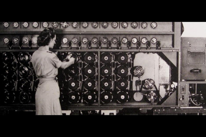 Un fotograma del documental muestra a una trabajadora con una máquina para desencriptar códigos secretos nazis.-