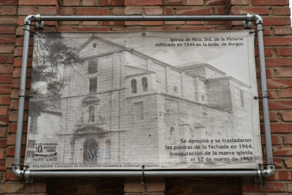 Foto antigua colocada en la fachada de la Iglesia de la Nuestra Señora de la Victoria en la calle Fuente el Sol de Valladolid - J.M. LOSTAU