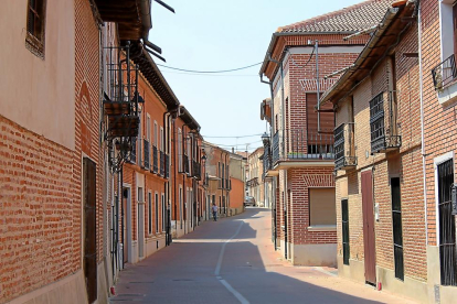 Una de las calles del casco histórico de la localidad vallisoletana de Alaejos.-M. CALLEJA