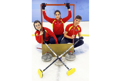 Patricia Ruiz, María Gómez y Luis Gómez posan con la equipación de España en la pista de hielo del CDO.-J.M. LOSTAU
