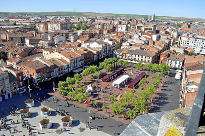 Panorámica de la Plaza Mayor y parte del centro urbano de Medina del Campo, durante la celebración de una de sus tradicionales ferias.-Santiago