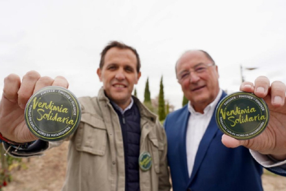 En la imagen el presidente de la Diputación, Conrado Íscar, junto a Carlos Moro, el presidente de la fundación. - ICAL